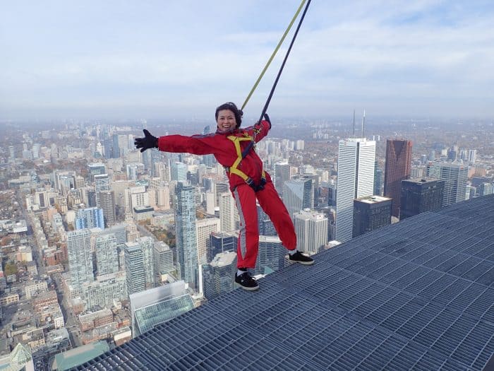 EdgeWalk CN Tower: Push your personal limits... if you dare (Video ...